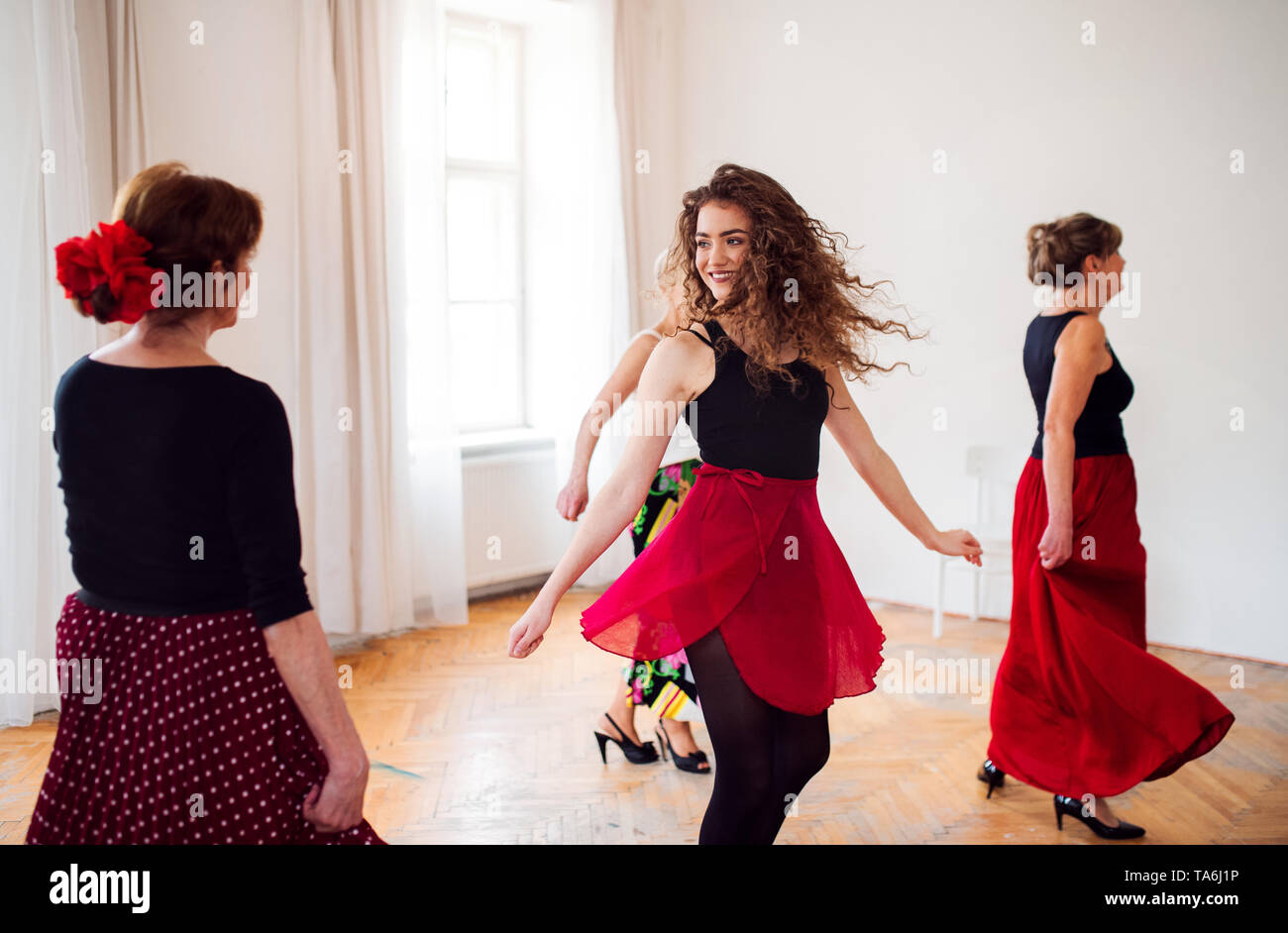 Groupe des cadres supérieurs de la classe de danse avec professeur de danse. Banque D'Images