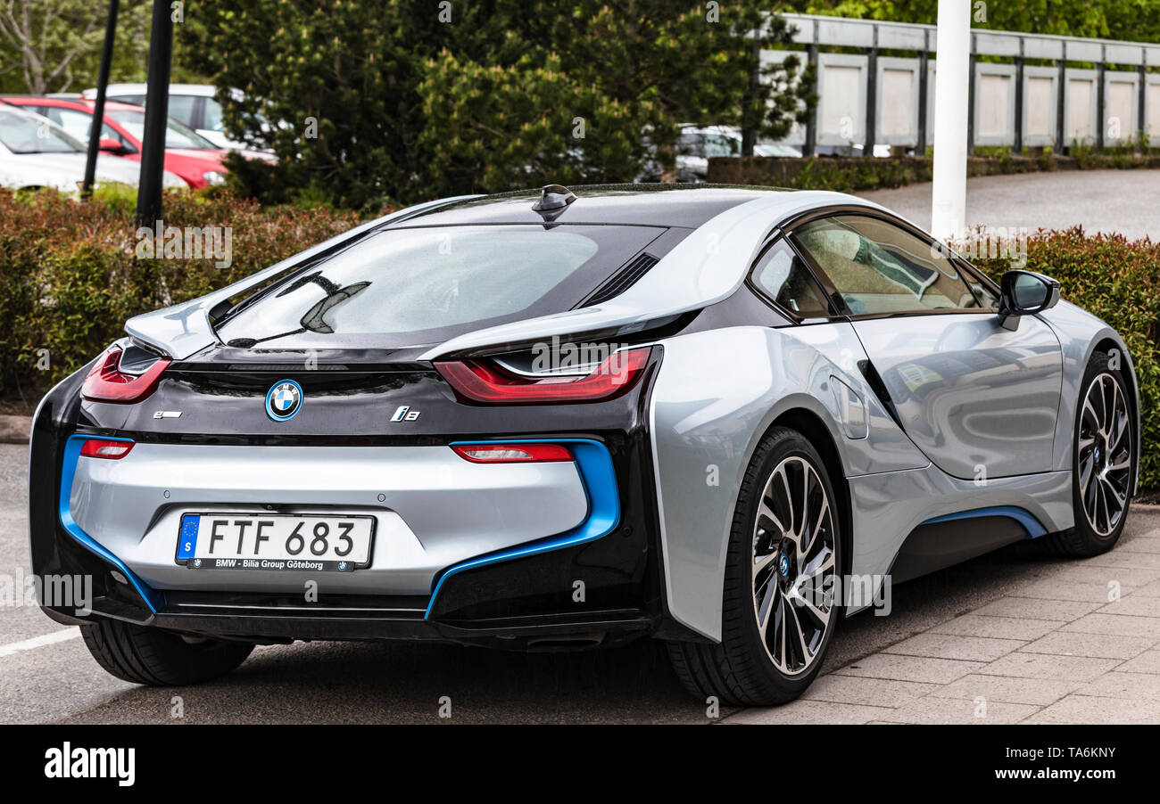 FLODA, Suède - 12 MAI 2019 : vue arrière de la BMW i8 en stationnement en bouchon hybride de voiture de sport électrique Banque D'Images