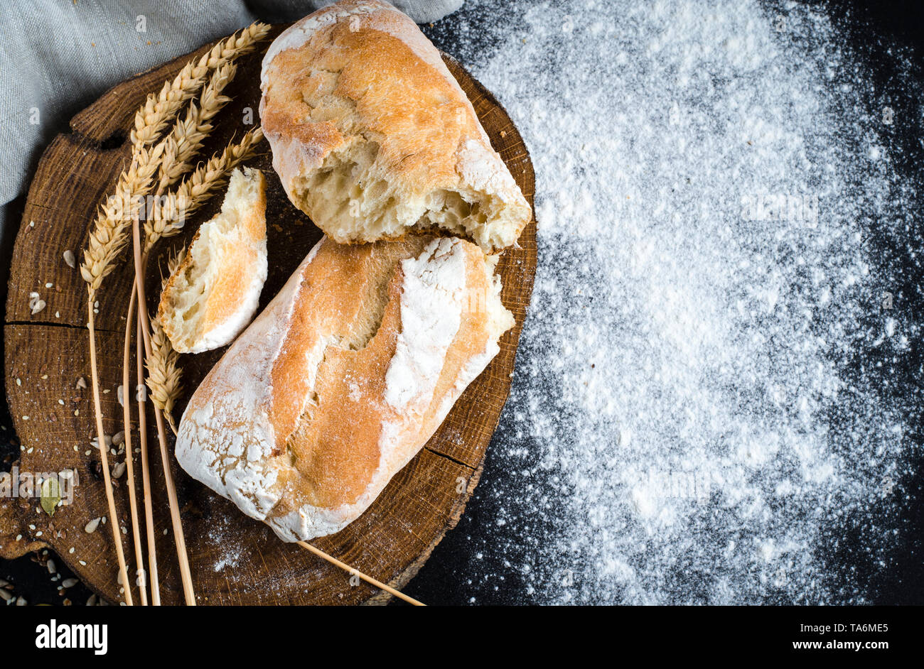 Pain traditionnel fait maison fraîchement préparés sur une table en bois rustique Banque D'Images
