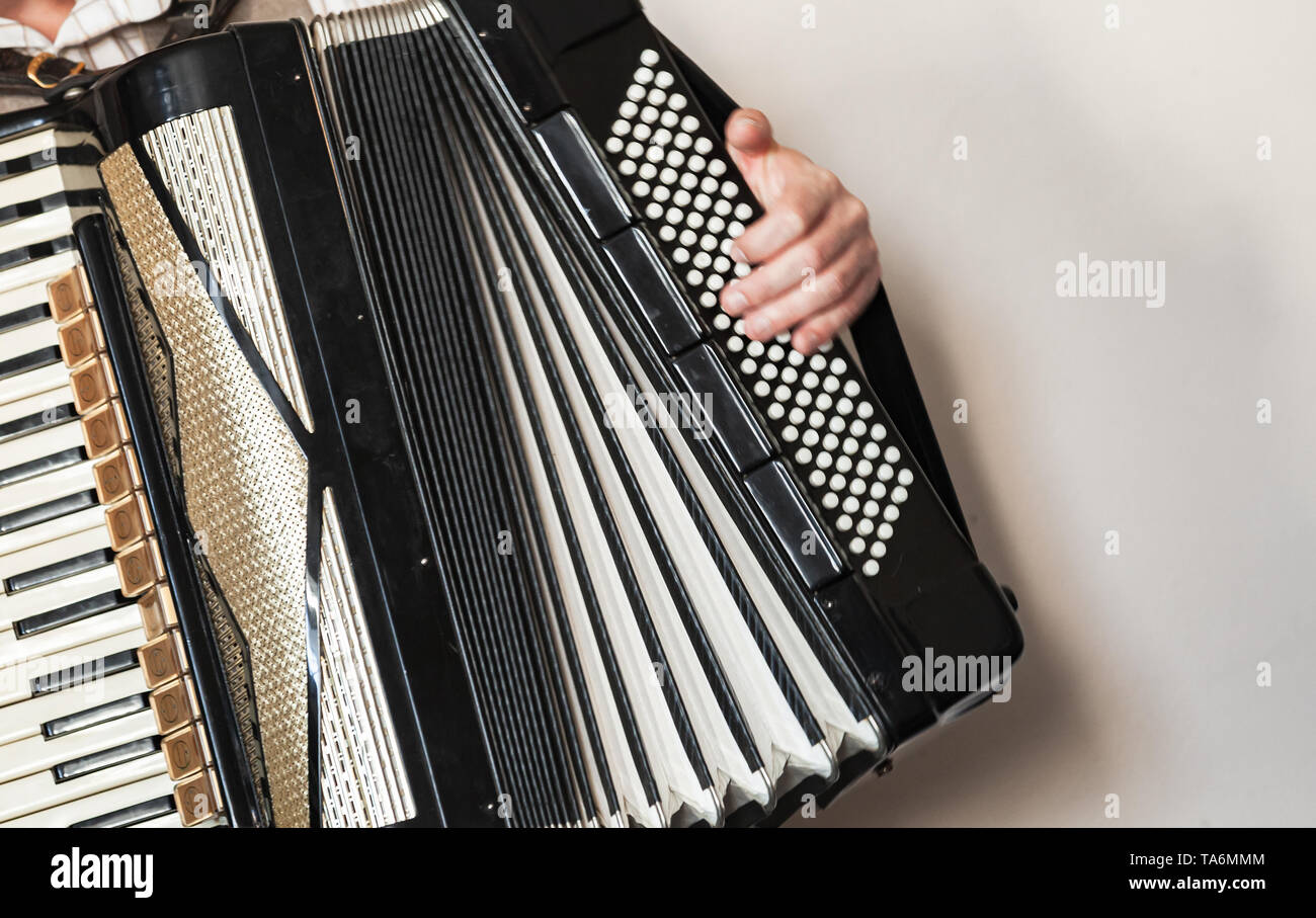Avec l'accordéoniste accordéon vintage. Photo en gros plan avec soft focus sélectif Banque D'Images