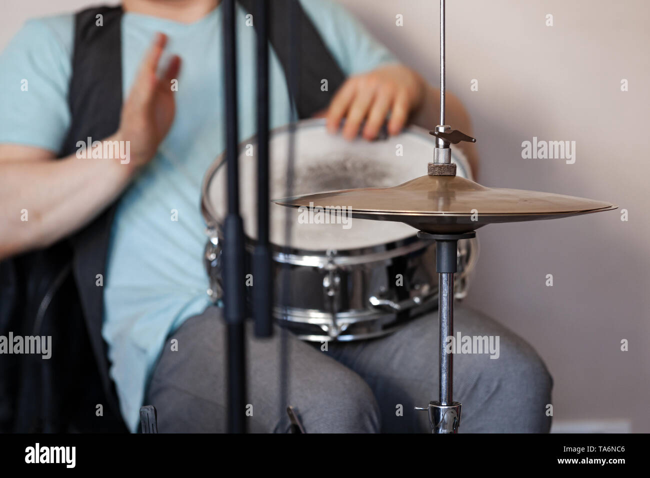 Arrière-plan de la musique live, le batteur joue avec les mains sur une caisse claire Banque D'Images