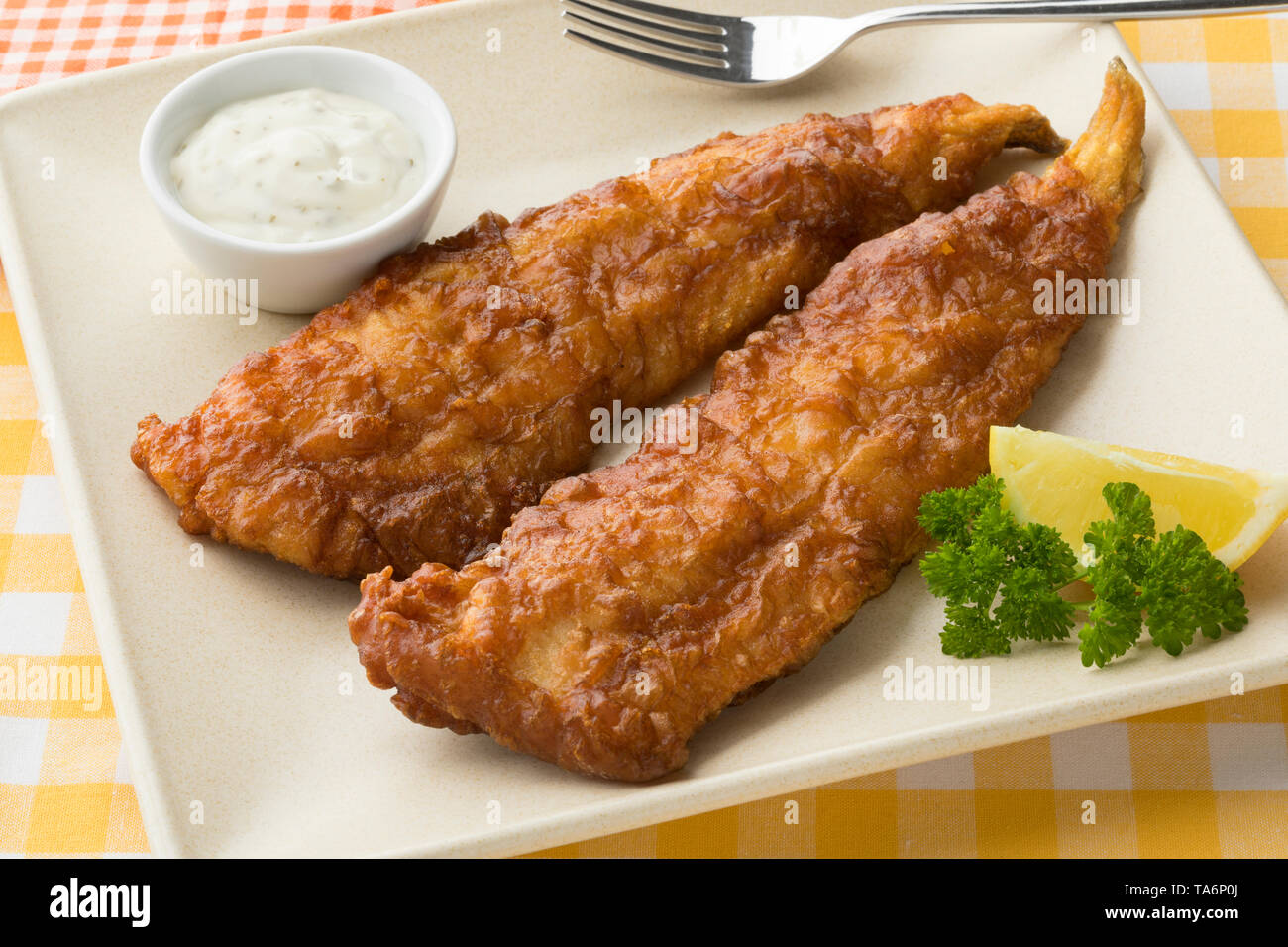 Filet de poisson frit, appelé lekkerbek en néerlandais servi avec sauce au citron et close up Banque D'Images