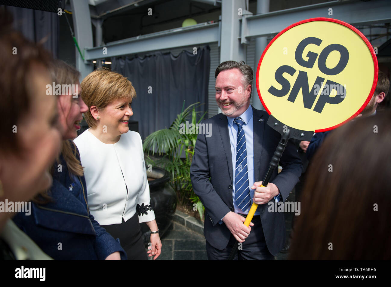 Glasgow, Royaume-Uni. 17 mai 2019. Nicola Sturgeon, Premier Ministre et chef du Parti National Écossais, lance le manifeste électoral européen du SNP dans le Barras dans l'East End de Glasgow aujourd'hui. Le SNP voulez arrêter Brexit et garder des liens avec nos voisins européens et de partenaires commerciaux. Banque D'Images