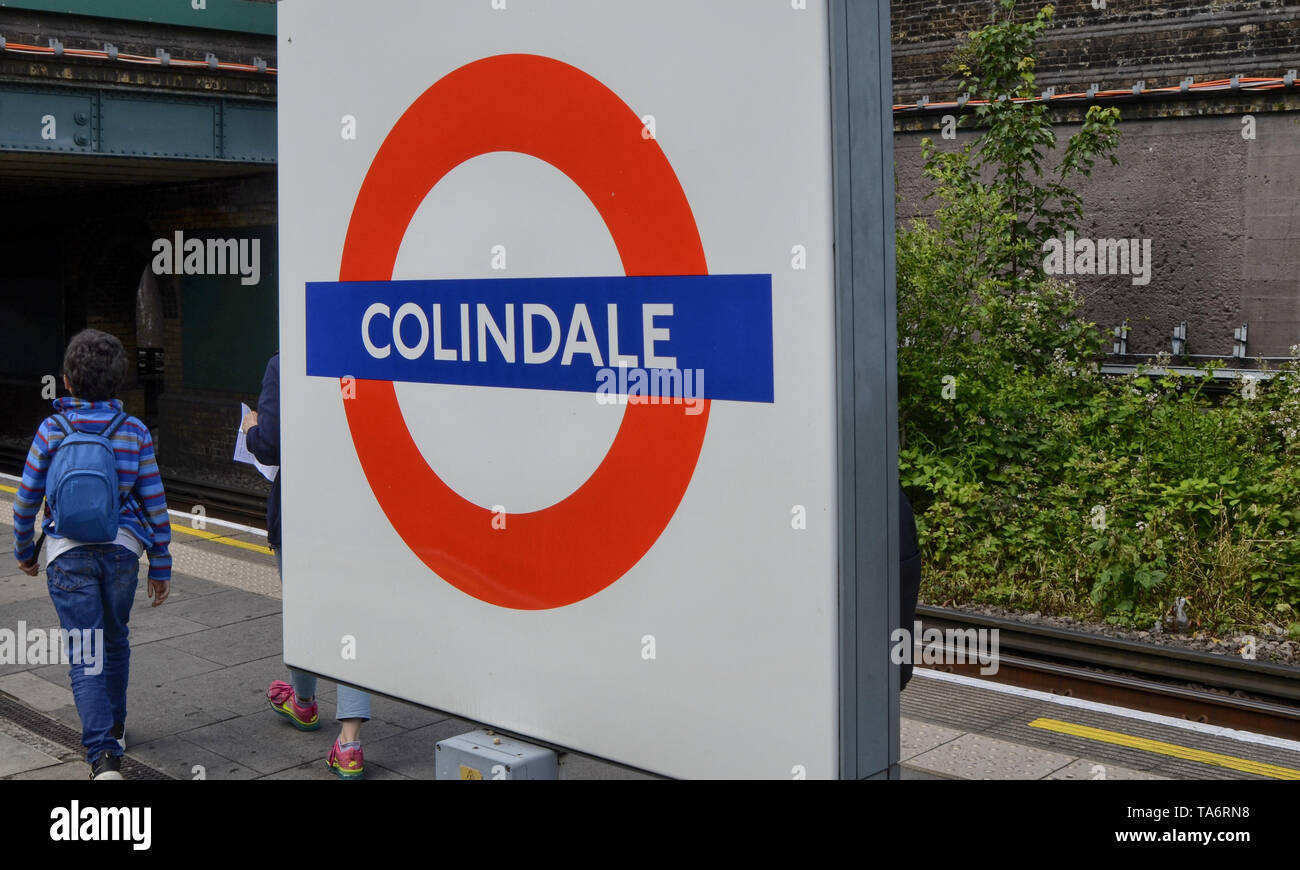 Arrêt de métro à Londres, Royaume-Uni, le 14 juin 2018. Parmi les panneaux d'informations la circulaire rouge logo indique le nom de la station Banque D'Images