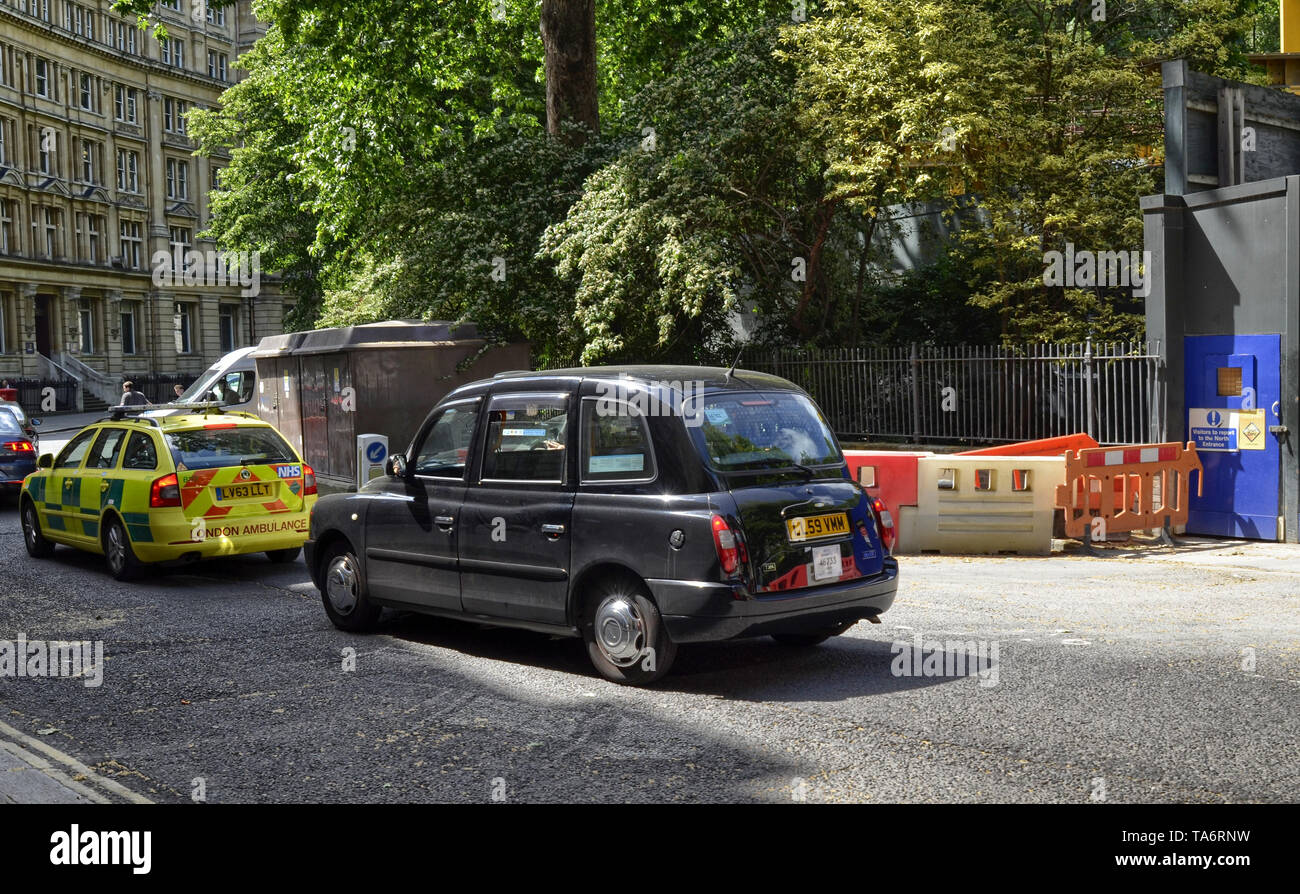 Londres, Royaume-Uni, le 14 juin 2018. Dans Cirque Finsbury Square, nous pouvons voir le typique London Taxis et bus en commun durant leur parcours. Banque D'Images