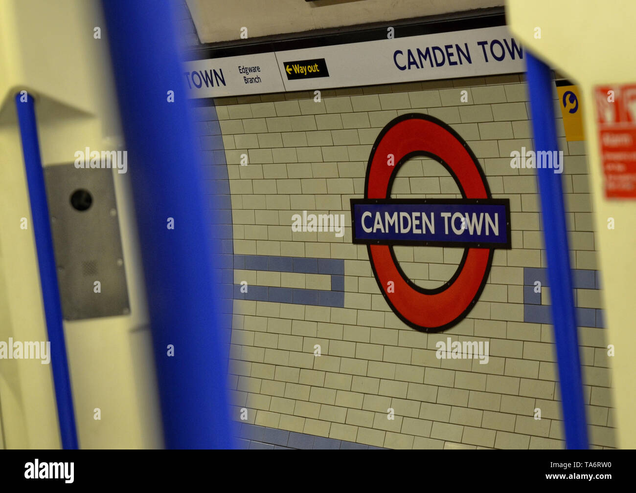 Arrêt de métro à Londres, Royaume-Uni, le 14 juin 2018. Parmi les panneaux d'informations la circulaire rouge logo indique le nom de la station Banque D'Images