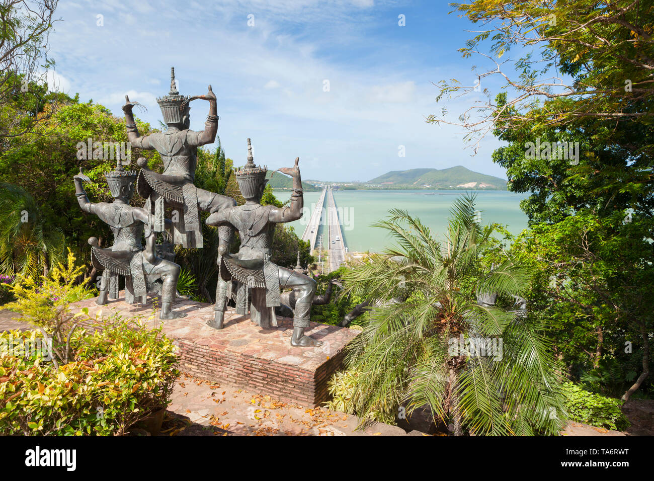 Vue depuis le musée du folklore de Thaksin sur la Thale Sap et Prem Tinsulanonda Bridge, Ko Yo, Songkhla, Thaïlande Banque D'Images