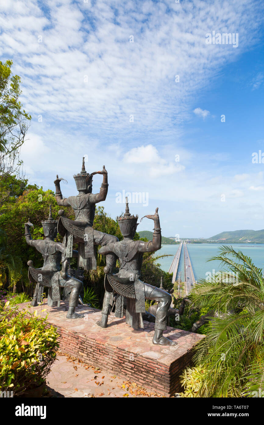 Vue depuis le musée du folklore de Thaksin sur la Thale Sap et Prem Tinsulanonda Bridge, Ko Yo, Songkhla, Thaïlande Banque D'Images