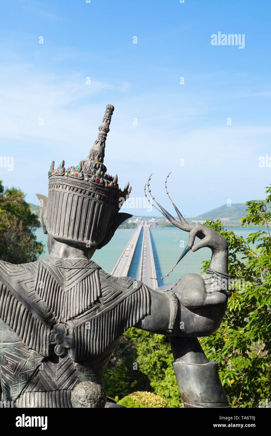 Vue depuis le musée du folklore de Thaksin sur la Thale Sap et Prem Tinsulanonda Bridge, Ko Yo, Songkhla, Thaïlande Banque D'Images