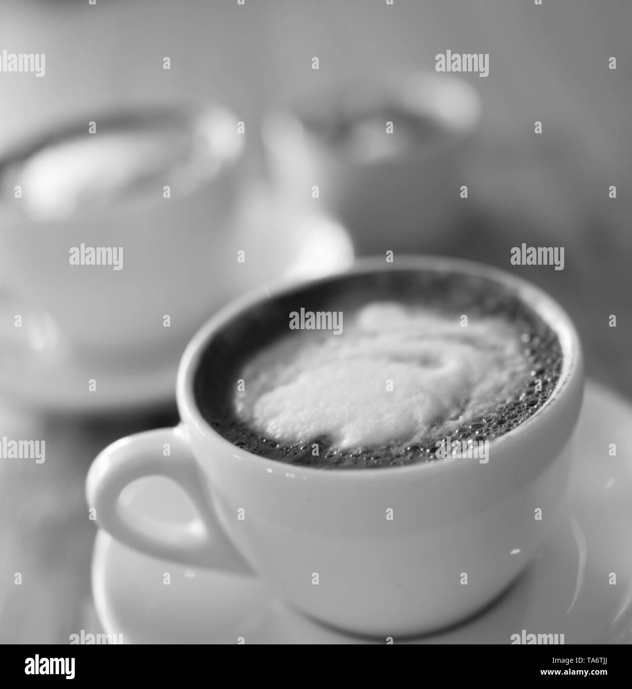 Tasses à café et cappuccino bol de sucre avec Rick Stein à bokeh bancs Banque D'Images Tasses à café et cappuccino bol de sucre avec Rick Stein à bokeh bancs Banque D'Images