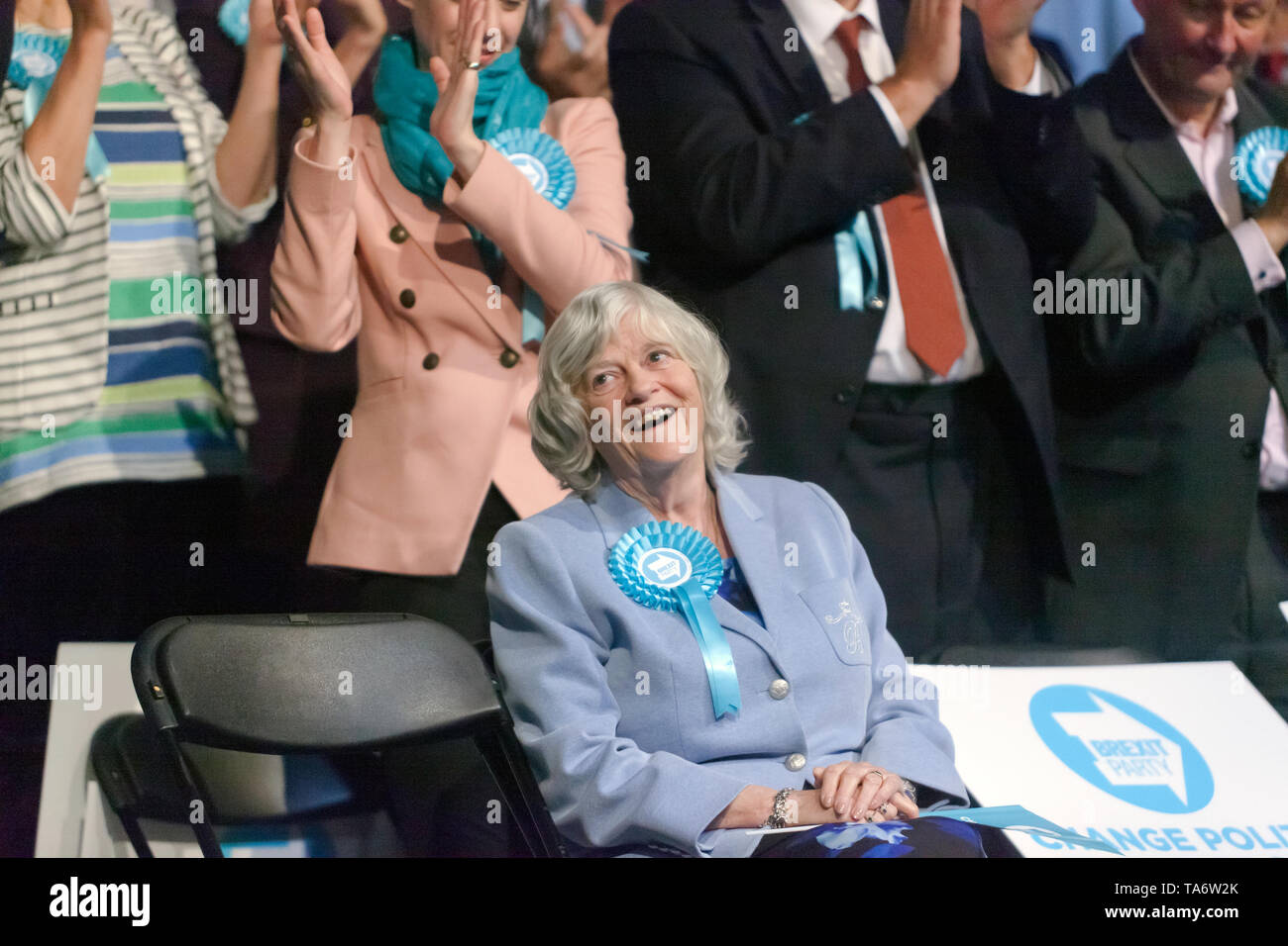 Les partisans d'adressage Ann Widdecombe, lors d'un Brexit Partie rassemblement à l'Olympia à Londres. Banque D'Images