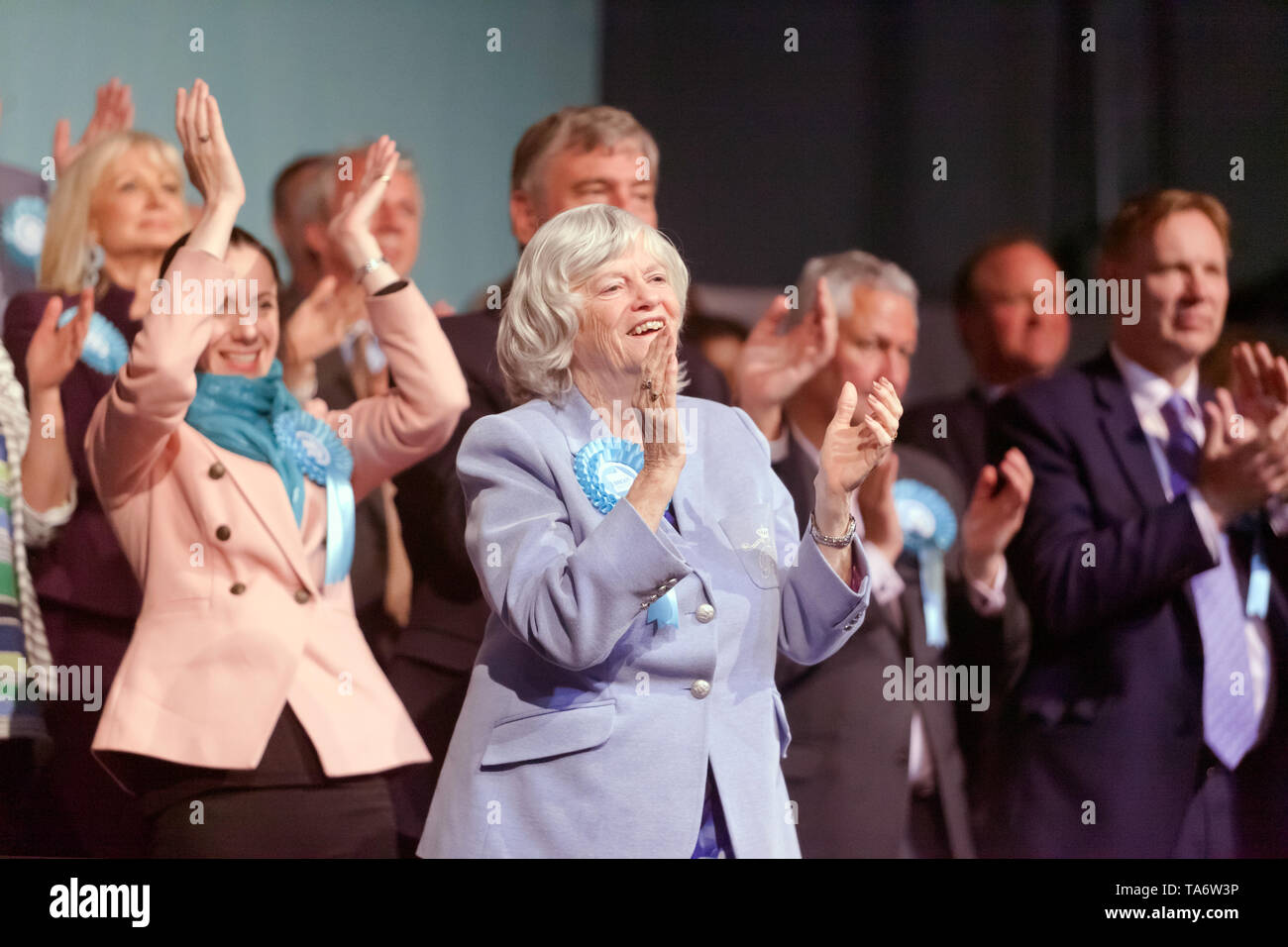 Les partisans d'adressage Ann Widdecombe, lors d'un Brexit Partie rassemblement à l'Olympia à Londres. Banque D'Images