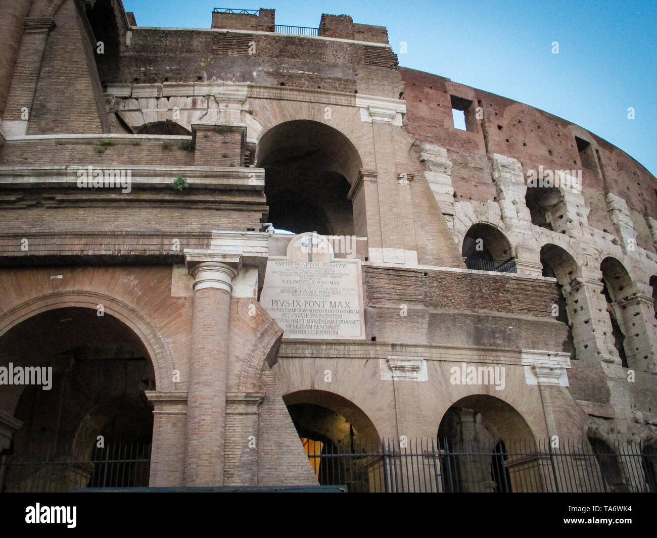 Fragment de Colisée amphithéâtre Flavien (façade) à Rome, Latium, Italie. Colosseum est célèbre monument et symbole principal de Rome. Ancien mur Banque D'Images