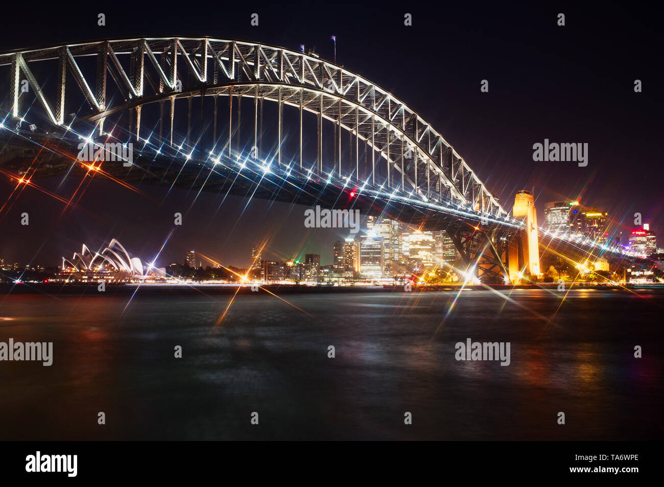 Sydney Harbour Bridge de nuit avec vue sur l'Opera House Banque D'Images
