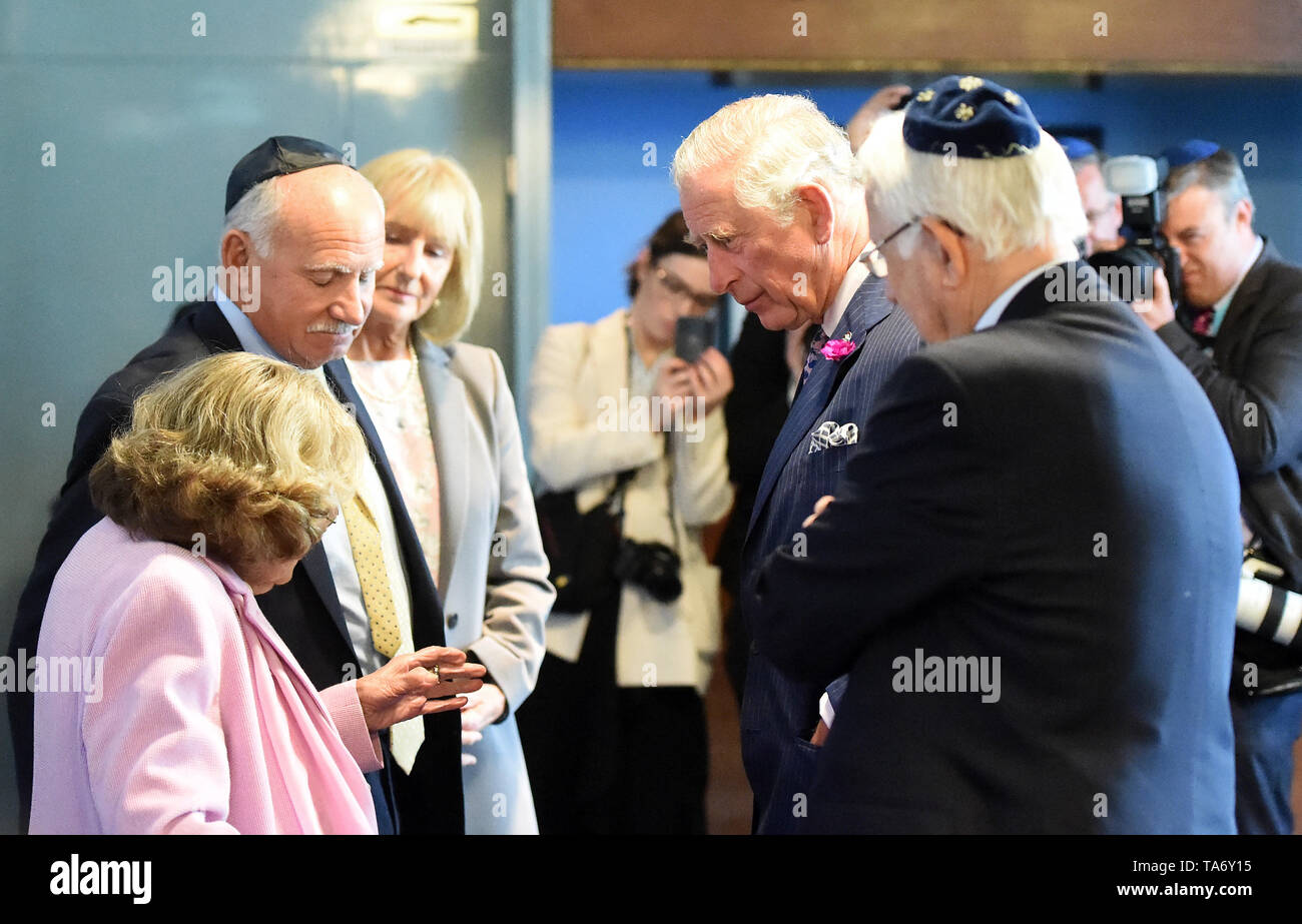 Le Prince de Galles parle à Ruth Kohner, 82, qui faisait partie de l'Kindertransport en 1939 qui a rassemblé des milliers d'enfants juifs au Royaume-Uni dans la seconde guerre mondiale, au cours d'une visite à Belfast Synagogue sur le deuxième jour de la visite du couple royal à l'Irlande du Nord. Banque D'Images