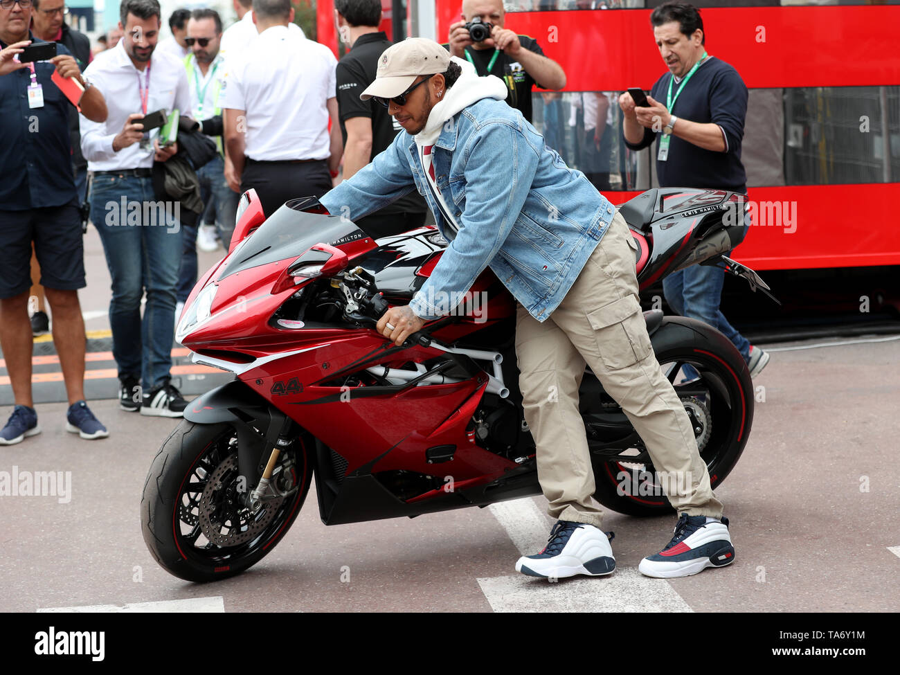 Lewis Hamilton sur sa moto dans le paddock au Circuit de Monaco, Monaco  Photo Stock - Alamy
