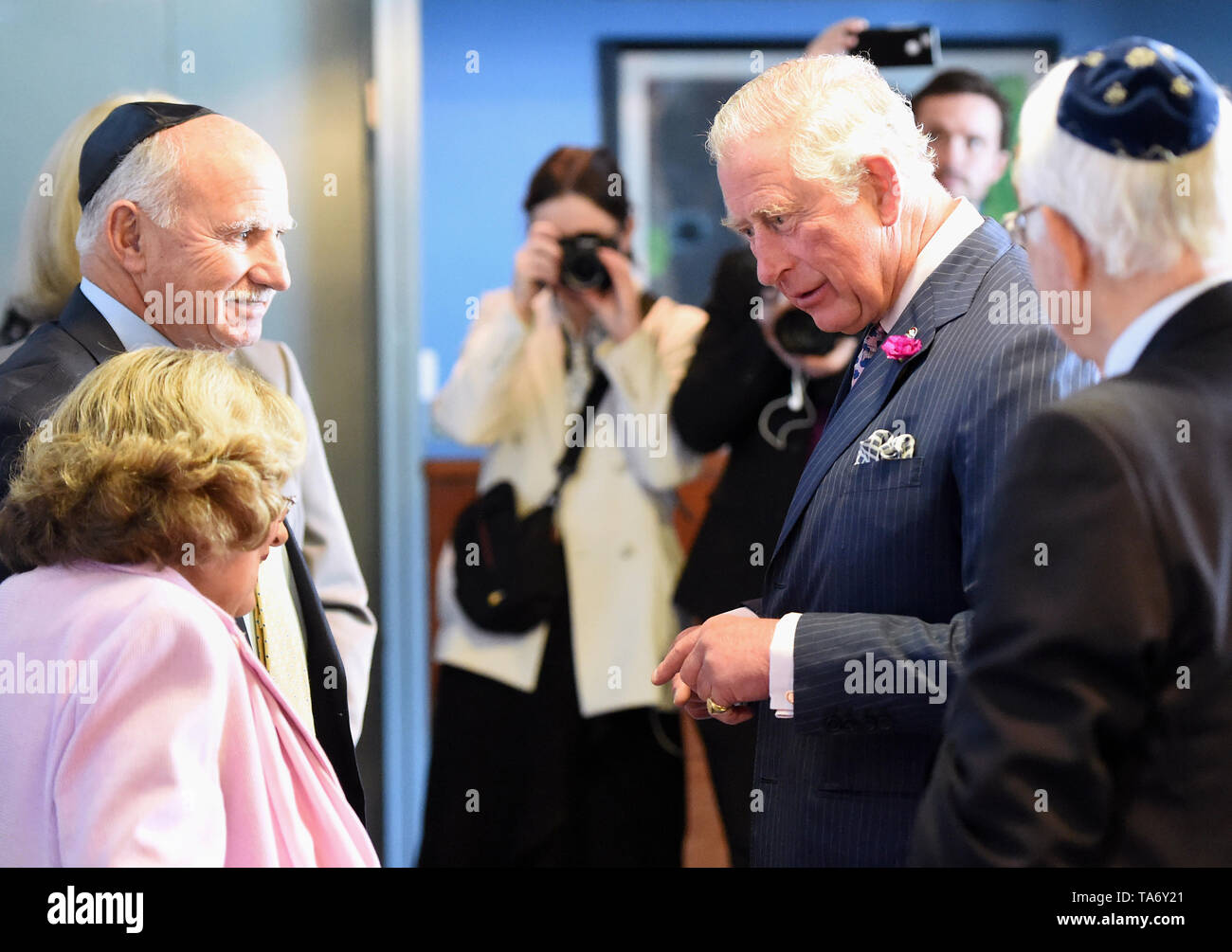 Le Prince de Galles parle à Ruth Kohner, 82, qui faisait partie de l'Kindertransport en 1939 qui a rassemblé des milliers d'enfants juifs au Royaume-Uni dans la seconde guerre mondiale, au cours d'une visite à Belfast Synagogue sur le deuxième jour de la visite du couple royal à l'Irlande du Nord. Banque D'Images