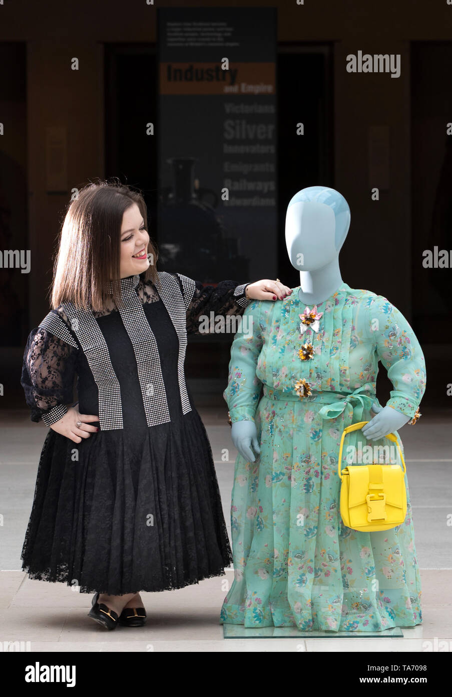 L'écrivain et universitaire Sinead Burke, de Dublin, de modèles une robe du designer Christopher Kane et se tient aux côtés d'un autre de ses dessins et modèles montés sur un mannequin avec le corps de Sinead. Les robes de nouvelle exposition 'corps beaux : la diversité sur les Podiums" au Musée National d'Écosse à Édimbourg. Banque D'Images