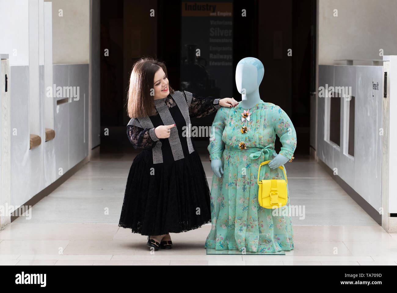 L'écrivain et universitaire Sinead Burke, de Dublin, de modèles une robe du designer Christopher Kane et se tient aux côtés d'un autre de ses dessins et modèles montés sur un mannequin avec le corps de Sinead. Les robes de nouvelle exposition 'corps beaux : la diversité sur les Podiums" au Musée National d'Écosse à Édimbourg. Banque D'Images