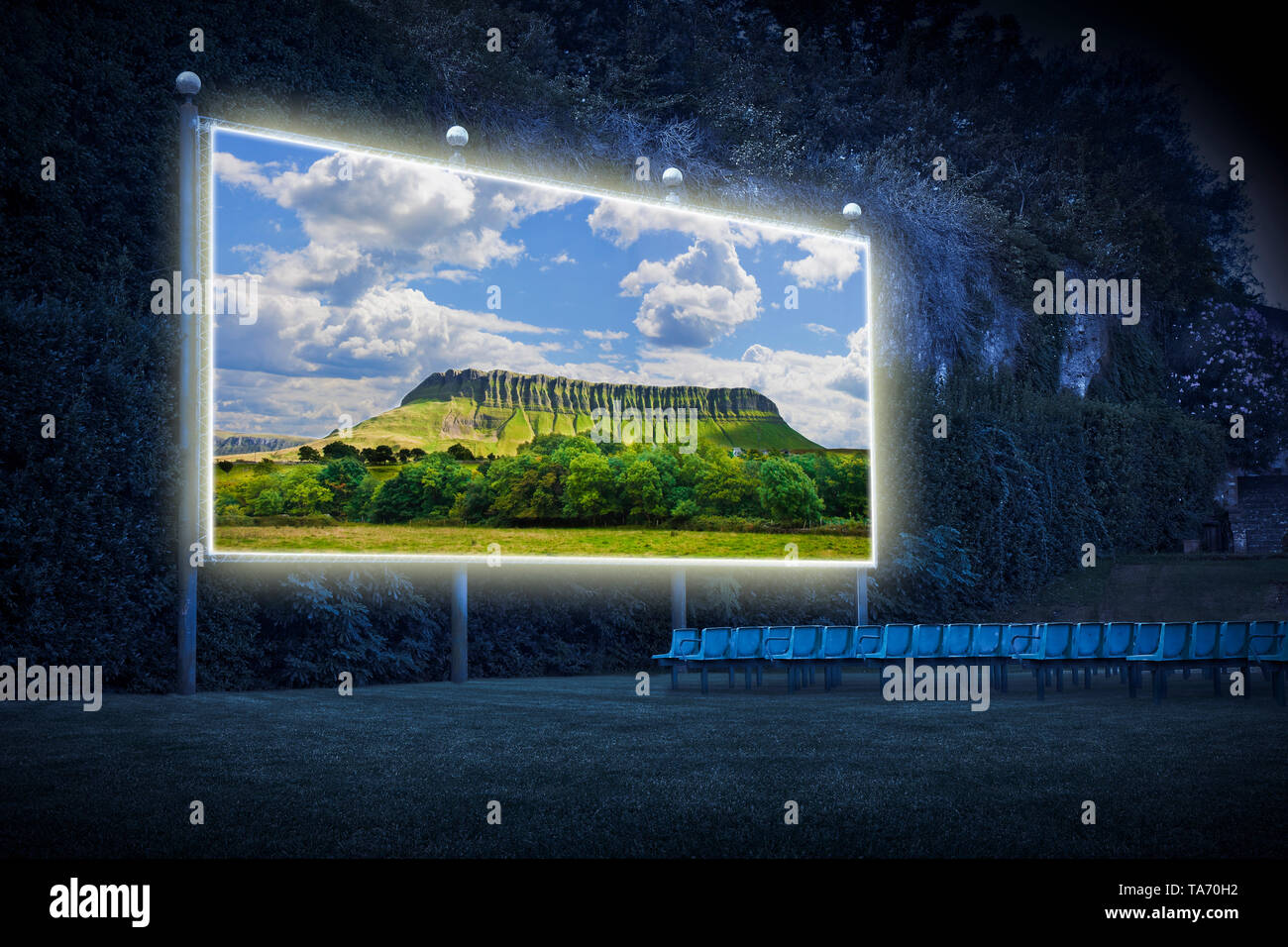 Paysage typiquement irlandais avec le Ben Bulben montagne appelée 'table mountain' pour sa forme particulière (comté de Sligo - Irlande) - cinéma en plein air con Banque D'Images