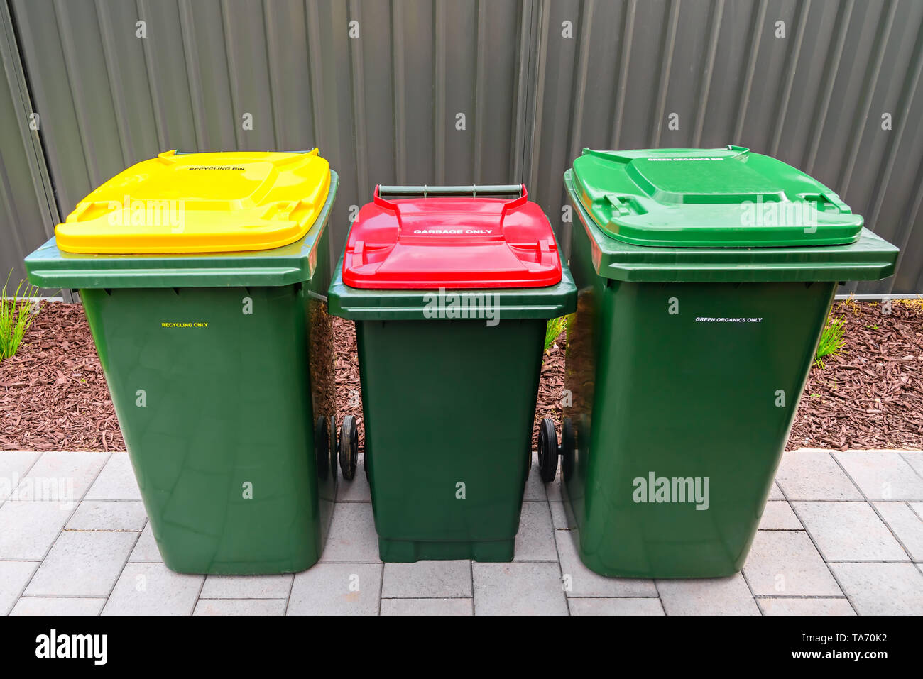 Vue de dessus de bacs à déchets australien wheelie pour recyclage, le général et les résidus verts fournis par conseil local Banque D'Images