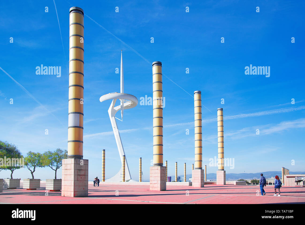 Palau Sant Jordi Arena et Montuic Communications Tower contre un ciel bleu. Repère d'architecture touristique et espace de copie vide pour le texte de l'éditeur. Banque D'Images