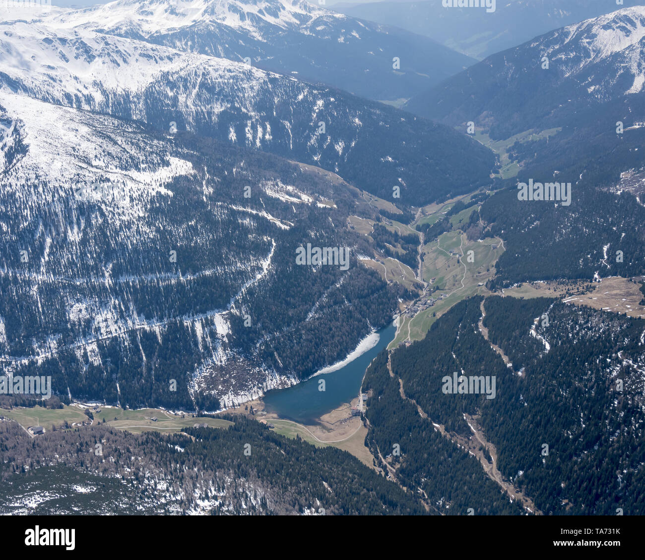Vue aérienne, à partir d'un petit avion, de lac de montagne dans Valdurna Sarentina valley , tourné en montagnes, Renon, l'Alto Adige Bolzano , Italie Banque D'Images
