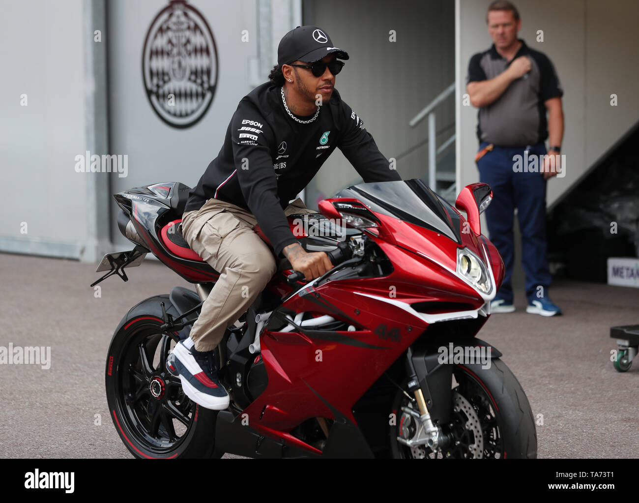 Lewis Hamilton arrive dans la voie des stands à le Circuit de Monaco, Monaco. Banque D'Images