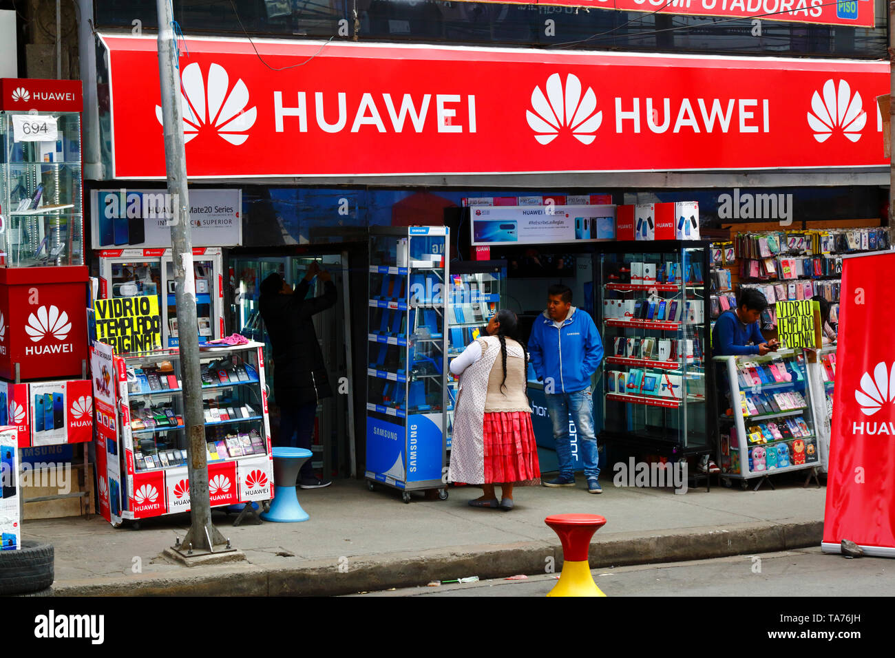 Femme d'Aymara ouvrant un magasin de Huawei dans la zone de marché de contrebande de l'électricité, la Paz, Bolivie Banque D'Images