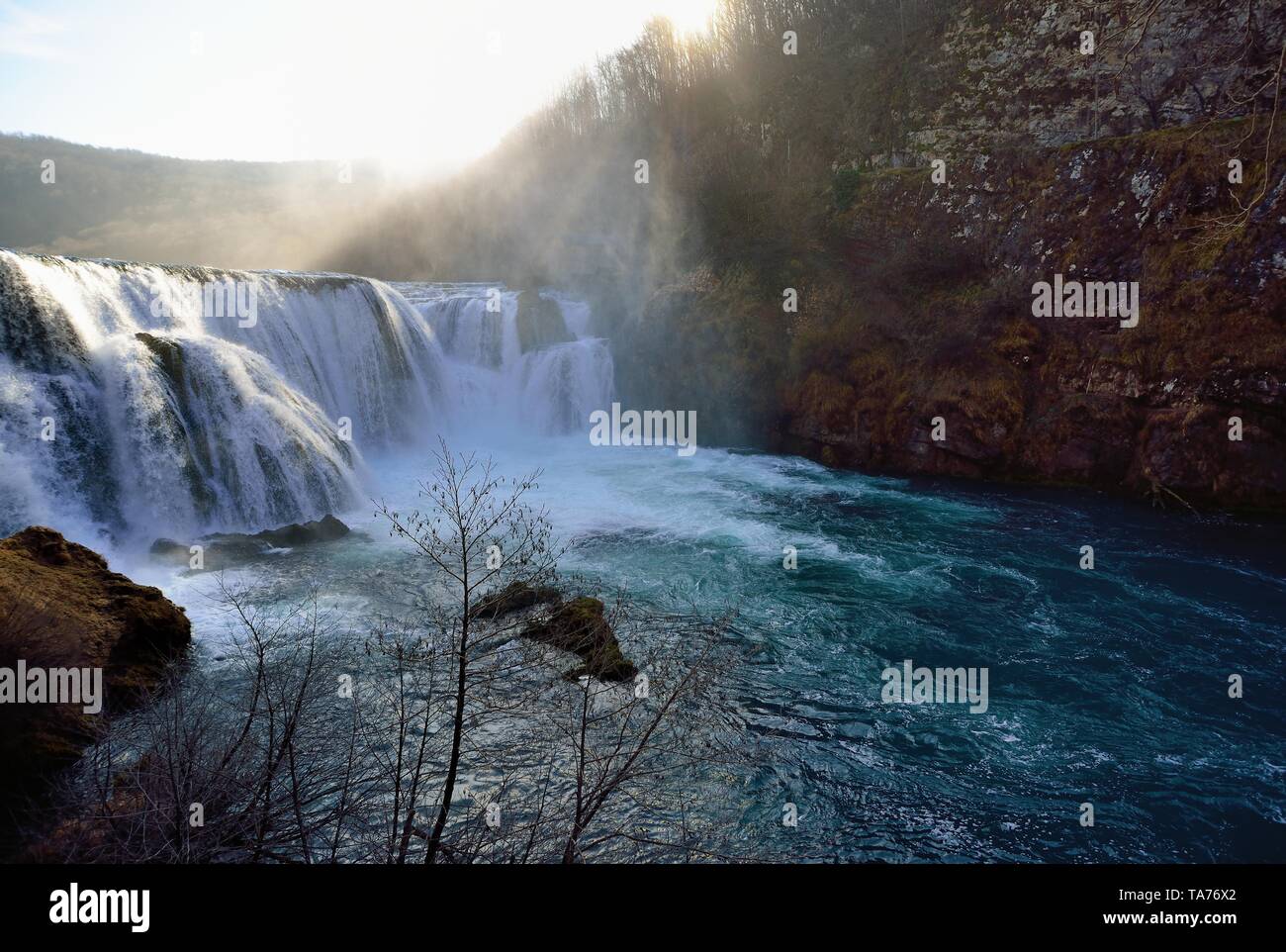 La Bosnie-et-Herzégovine. Una Parc National. Il a été créé en 2008 autour de la partie supérieure de la rivière Una et l'UNAC River. C'est de la Bosnie-Herzégovine la plus récemment établi Parc national. L'objectif principal du parc est de protéger la région préservée de l'Una et les rivières Unac qui le traversent. La rivière Una possède de nombreux canyons spectaculaires, des cascades et des rapides. Strbacki buk cascade est une cascade de 25 m de haut sur la rivière Una (296 m d'altitude). Il est situé sur la frontière entre la Croatie et la Bosnie-et-Herzégovine. Banque D'Images