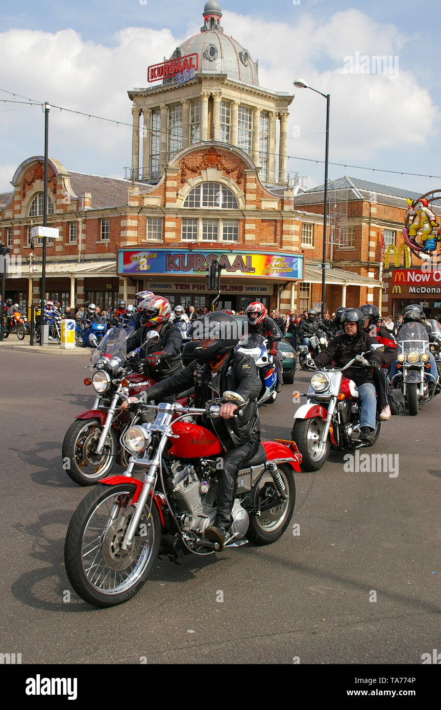 Groupe de motards, pilotes au rallye moto Southend Shakedown, Southend on Sea, Essex, Royaume-Uni. Kursaal. Harley Davidson Banque D'Images