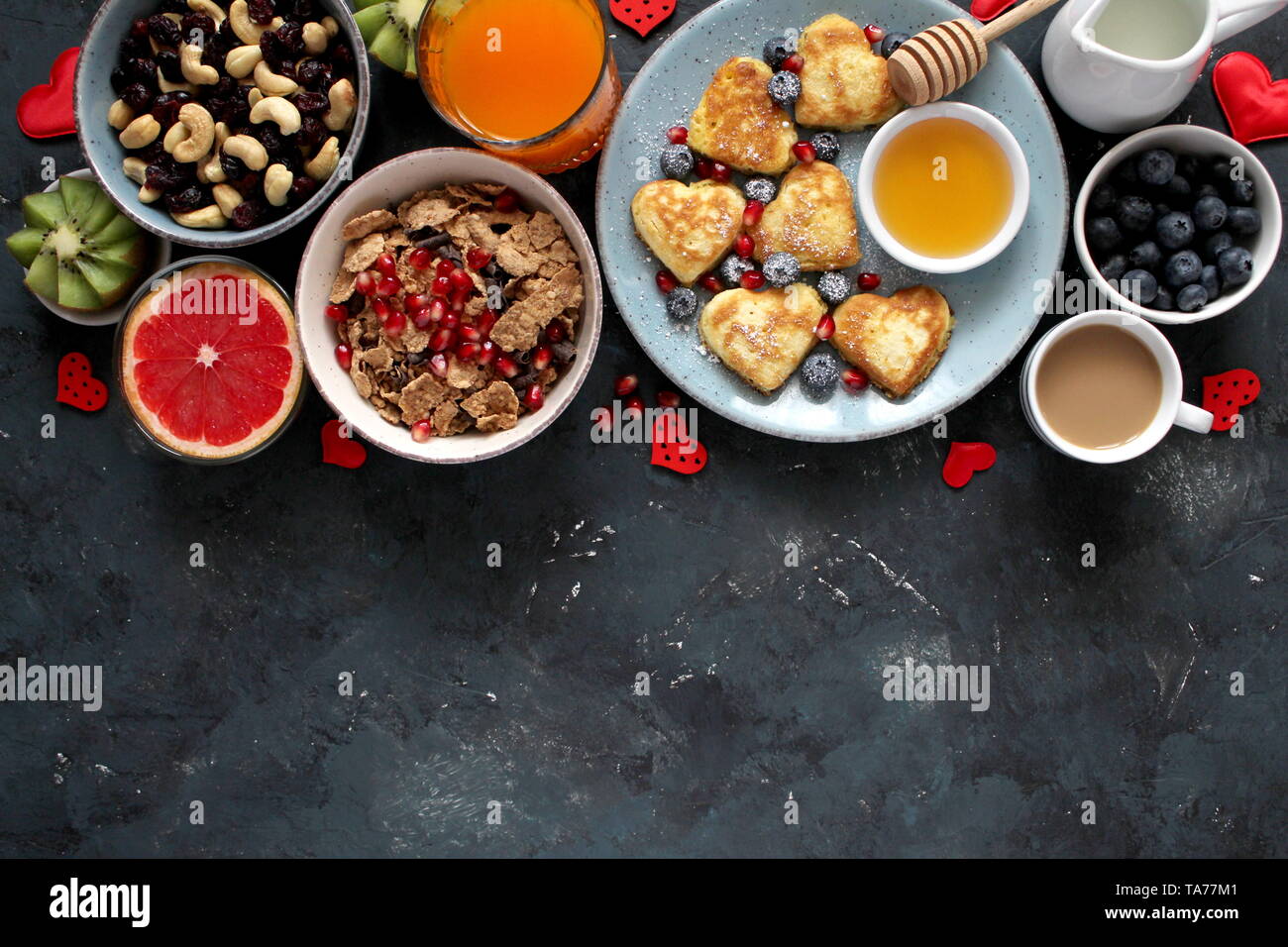 Petit-déjeuner ou brunch concept sur fond sombre. Vue de dessus avec l'exemplaire de l'espace. Petit déjeuner sain. Petit-déjeuner sain crêpes, fruits secs, café, barres granola. Banque D'Images
