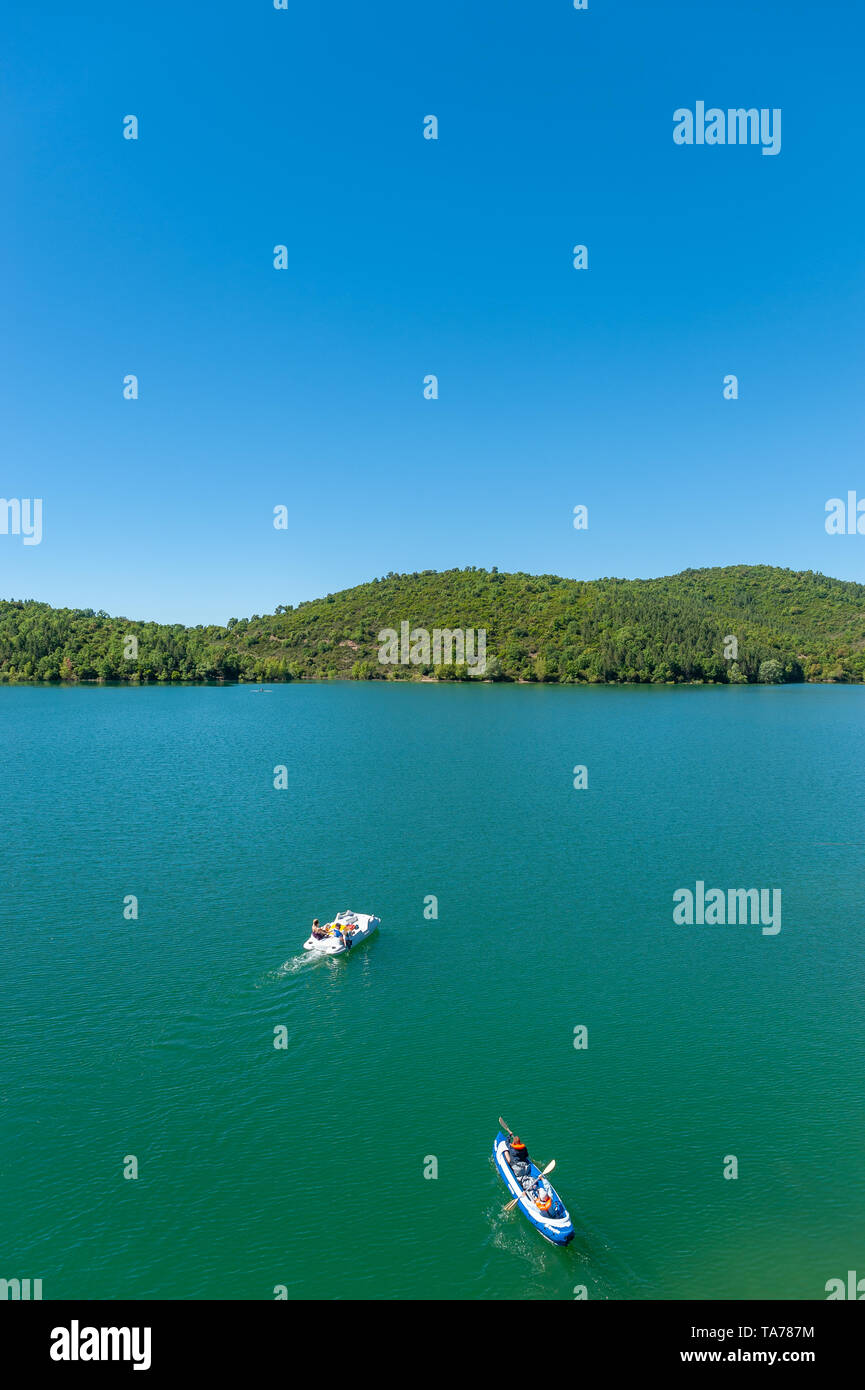 Le lac de Saint-Cassien avec pédalo, Montauroux, Var, Provence-Alpes-Côte  d'Azur, France, Europe Photo Stock - Alamy