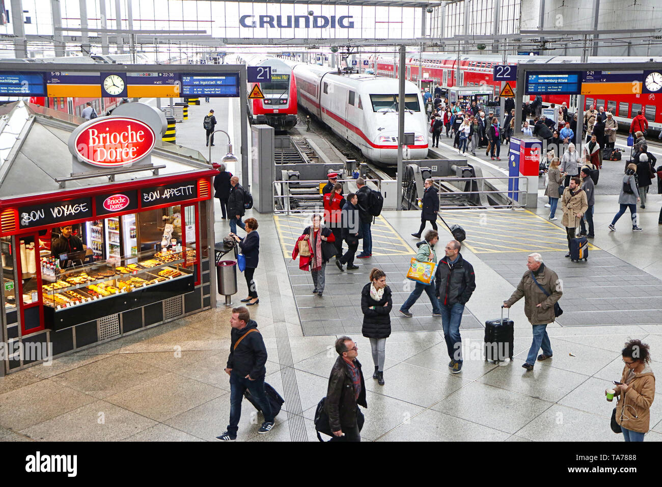 MUNICH, ALLEMAGNE - la gare centrale de Munich hall de départ et d'arrivée Banque D'Images