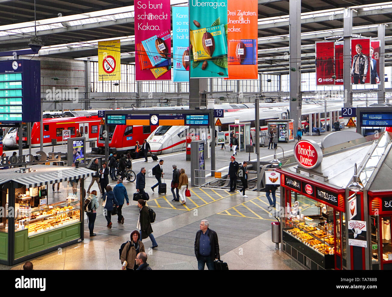 MUNICH, ALLEMAGNE - la gare centrale de Munich avec l'hôtel de départ et d'arrivée d'essence des aliments Banque D'Images