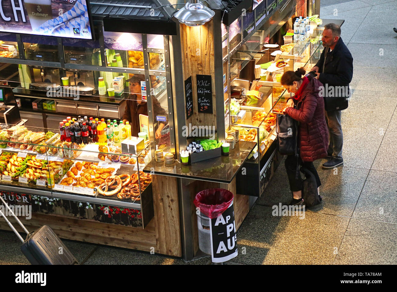 MUNICH, ALLEMAGNE - le 8 mai 2019, la gare centrale de Munich, les voyageurs d'acheter de la nourriture à un kiosque de rafraîchissements Banque D'Images