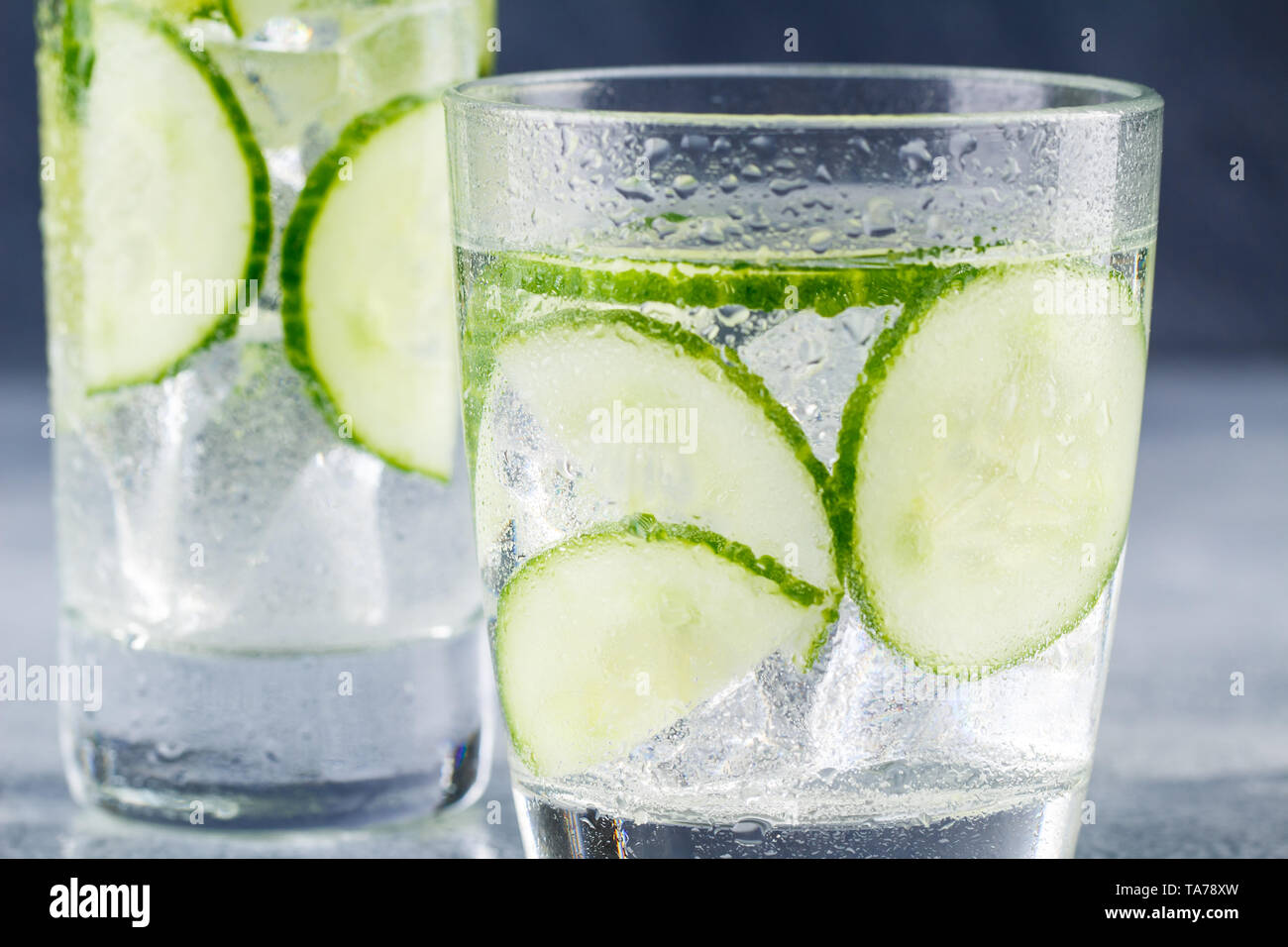 Cool l'eau infusée de concombre frais, cocktail, boisson detox, dans un verre de limonade. Les soins de santé, la condition physique, la nutrition saine alimentation concept. Banque D'Images