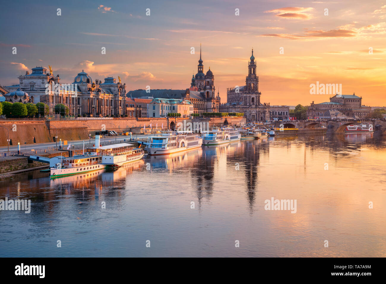 Dresde, Allemagne. Cityscape image de Dresde, Allemagne avec la réflexion de la ville sur le fleuve Elbe, au coucher du soleil. Banque D'Images