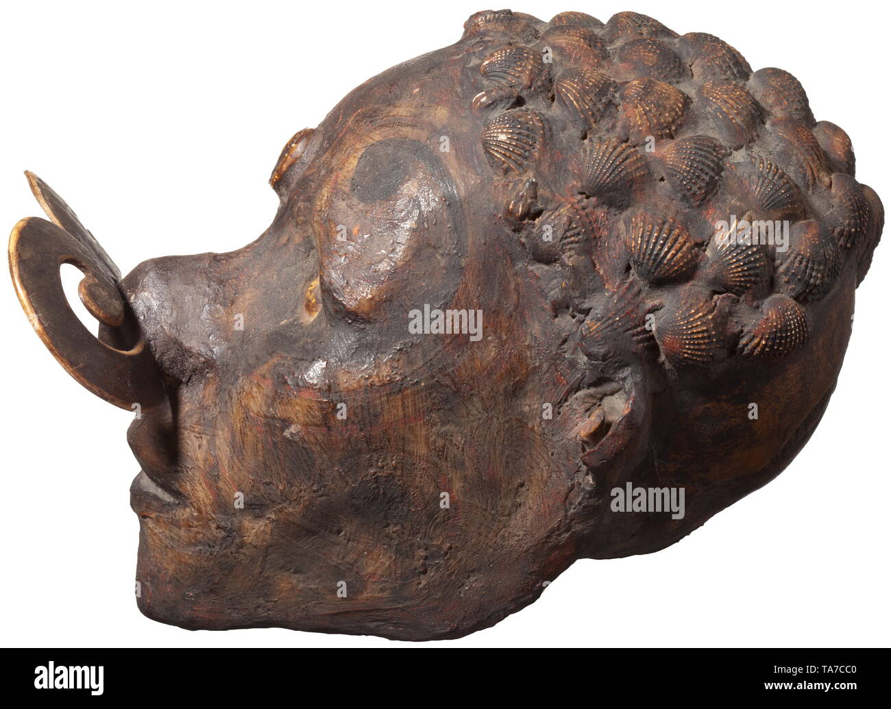Un crâne de l'ancêtre crâne humain modélisé avec plus de pâte de fibres et ornamentally, peint avec une coquille d'escargot comme décoration nez, les cheveux indiqués par des coquillages. arrangé Patine sombre quelque peu. Hauteur 17 cm., historique, historique de l'archipel indonésien, l'Indonésie, l'Extrême-Orient, Asie, Asiatique, l'ethnologie, l'appartenance ethnique, tribale, ethnique, objet, objets, alambics, clipping, coupures, cut out, cut-out, cut-outs,-Additional-Rights Clearance-Info-Not-Available Banque D'Images