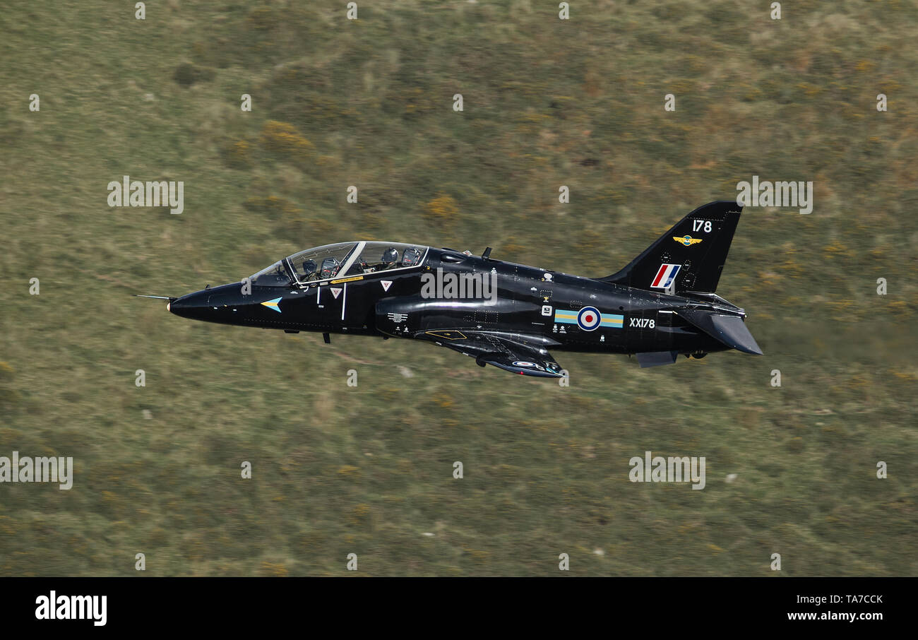 Hawk RAF volant bas niveau à l'aide de la boucle de Mach au Pays de Galles, Royaume-Uni Banque D'Images