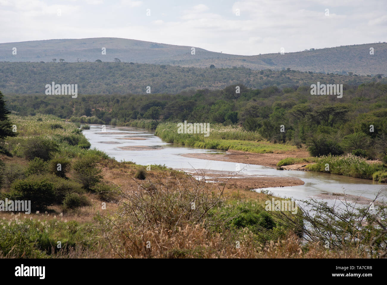 La Black Umfolozi River serpentant à travers la brousse africaine, Afrique du Sud. Banque D'Images