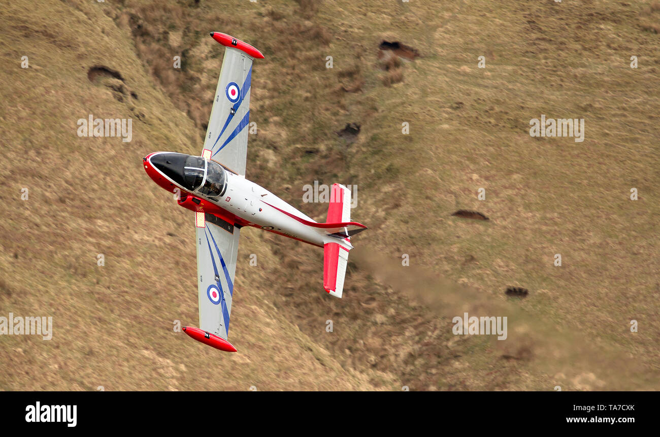 Grand Jet volant à faible niveau dans la boucle de Mach au Pays de Galles, Royaume-Uni Banque D'Images