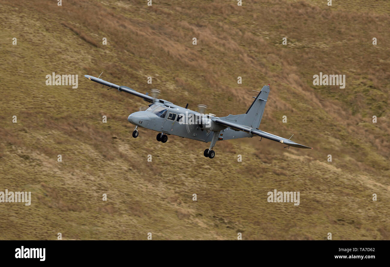 RAF Islander volant bas niveau dans la boucle de Mach au Pays de Galles, Royaume-Uni Banque D'Images