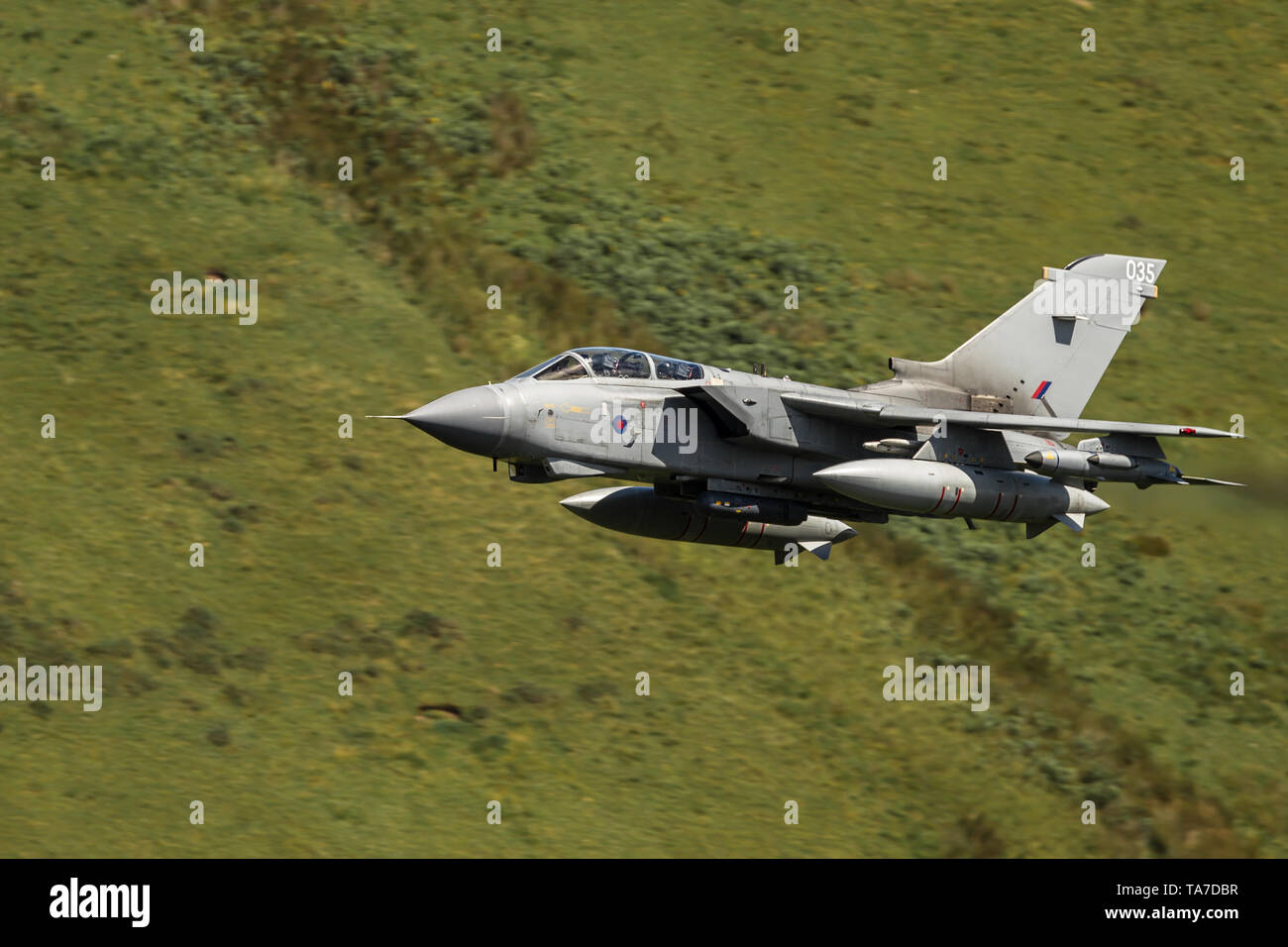 Panavia Tornado Gr4 de la RAF jet volant à faible niveau par la boucle de Mach, Pays de Galles, Royaume-Uni Banque D'Images