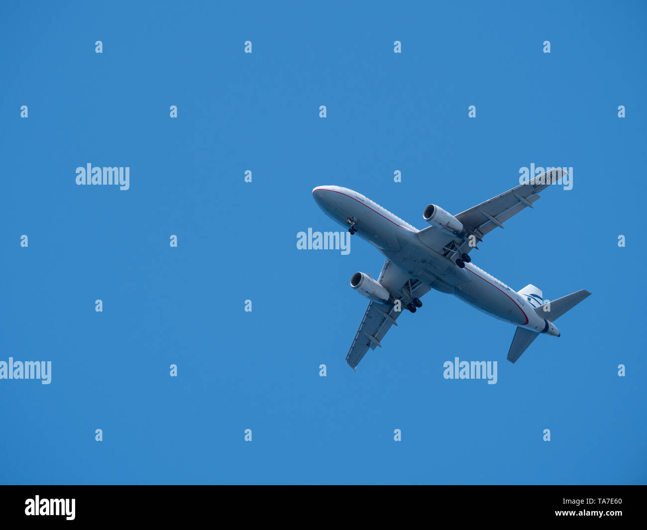 Grand vol d'un avion de passagers dans le ciel bleu Banque D'Images