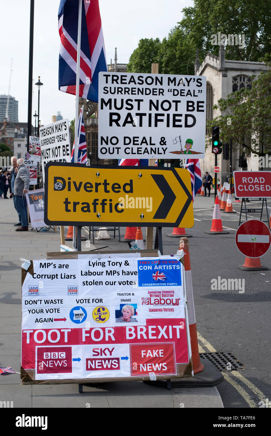 Westminster. En face des chambres du Parlement le 22 mai 2019. Pancartes mis en place par les partisans de l'Brexit au milieu de la signalisation routière. Banque D'Images
