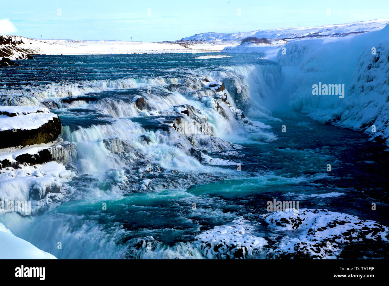 Cascade de Gullfoss avec de l'eau bleu en hiver au cercle d'or en Islande Banque D'Images