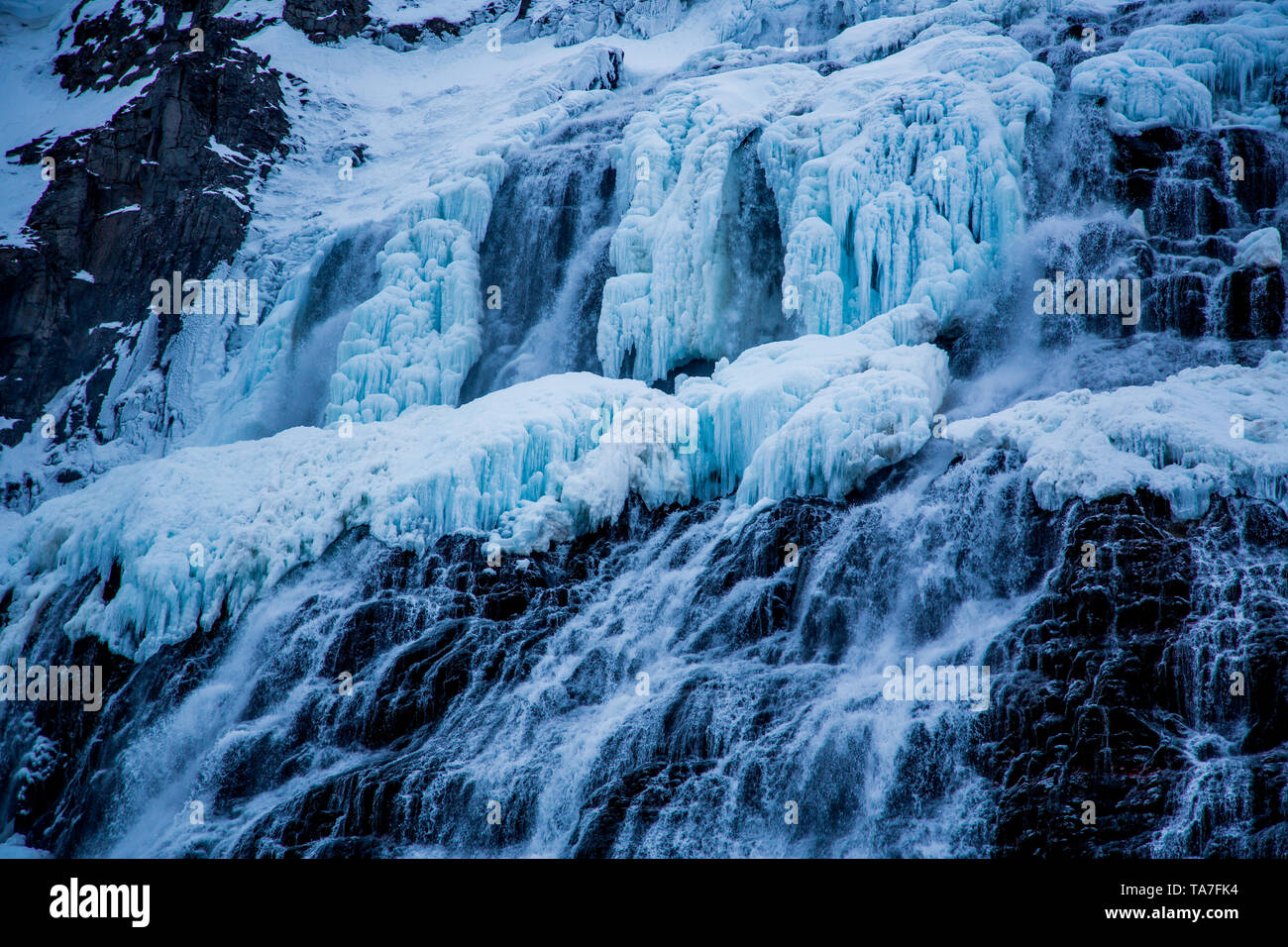 Cascade Dynjandi en hiver avec l'eau gelée et l'effet de brouillard Banque D'Images