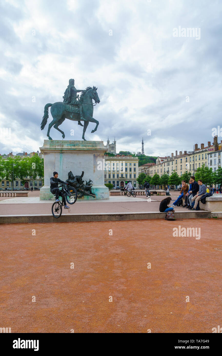 Lyon, France - 09 mai, 2019 : La statue équestre de Louis XIV, à la Place Bellecour, avec les habitants et visiteurs, à Lyon, France Banque D'Images