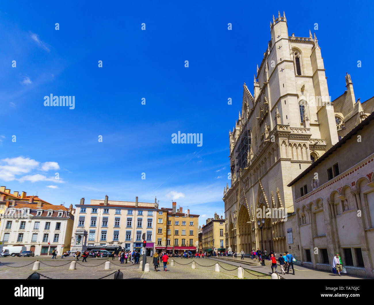 Lyon, France - 10 mai 2019 : la cathédrale Saint-Jean et carrés, avec les habitants et les visiteurs, dans le Vieux Lyon, France Banque D'Images